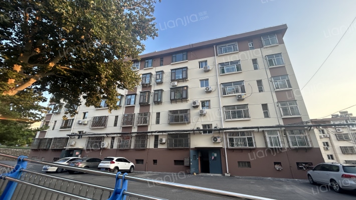 技校宿舍区外景图