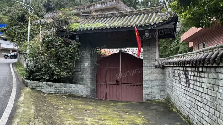 新雨青城外景图