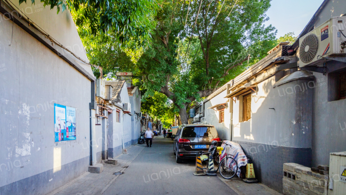 东四十二条外景图