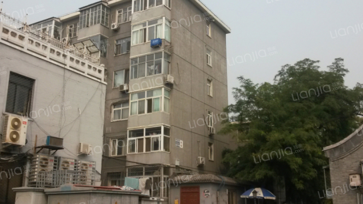 护仓胡同外景图