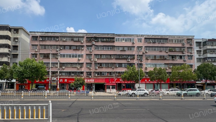 皮件厂家属院外景图