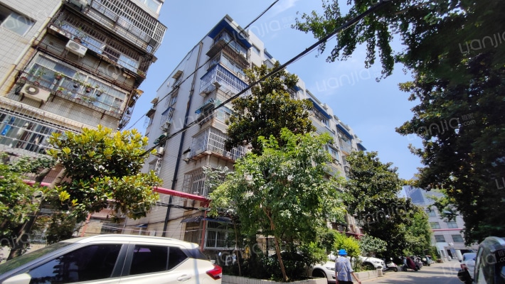 中级人民法院宿舍外景图