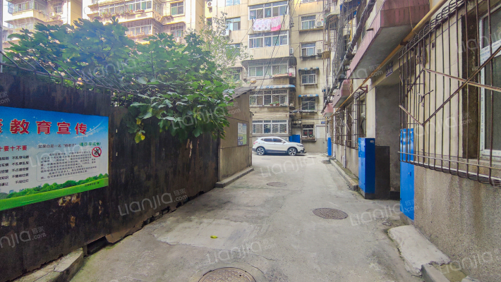 古迹岭东银家属院外景图