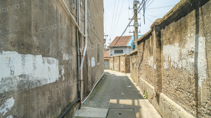 镇医院宿舍楼外景图