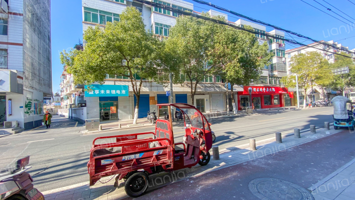 无线电宿舍楼外景图