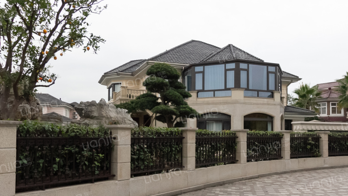 越都名府别墅园外景图