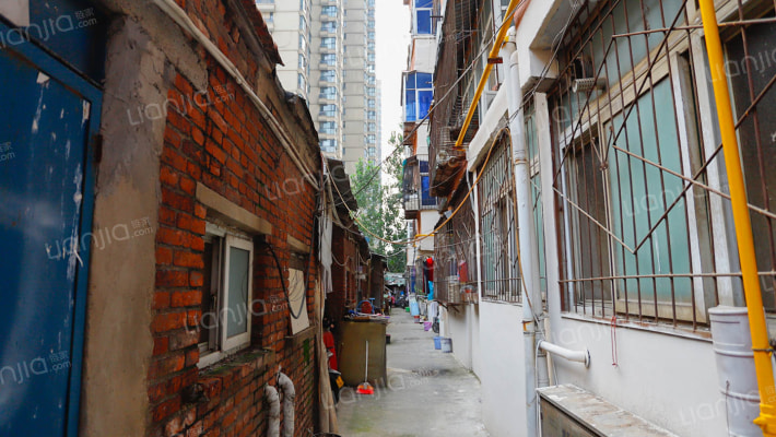 轮胎厂家属院外景图