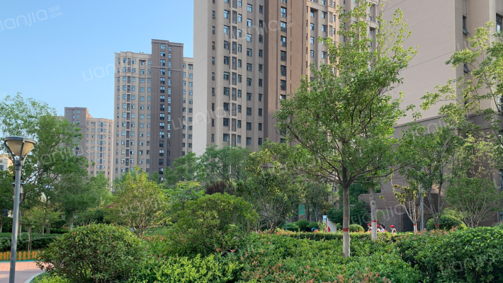 绿都褐石街区外景图