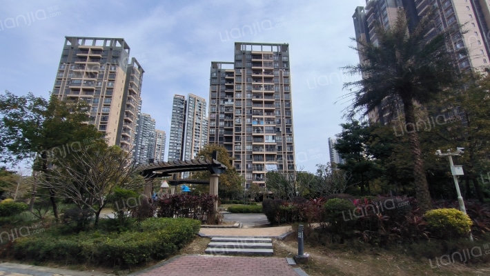 弘泰映月城外景图