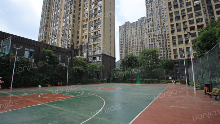 天麓尚层由长沙高鑫房地产开发有限公司于2000年建成;楼栋总数27栋,共