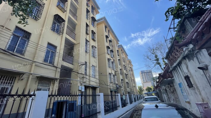 纪委职工宿舍楼外景图