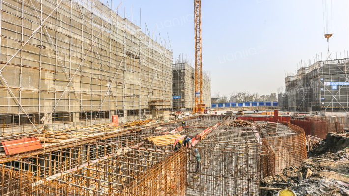 运河与岸外景图