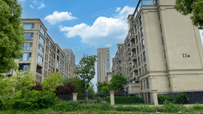 融创山湖院墅外景图