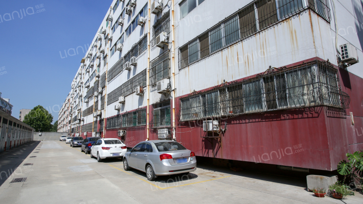 丝绸学院宿舍楼外景图