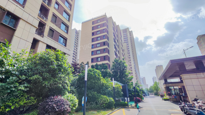 地铁时尚生活广场外景图