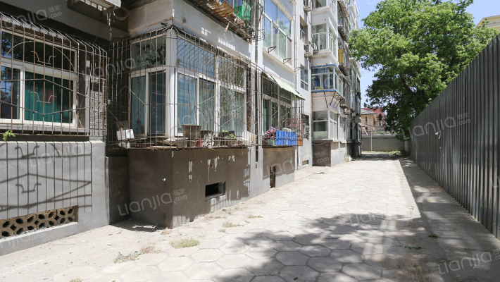 进山中学宿舍外景图