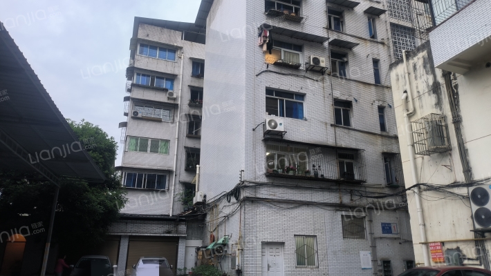 都江堰大道84号新华书店院外景图