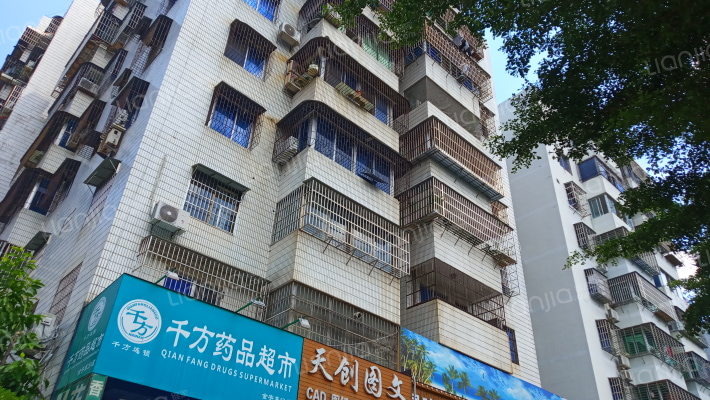 中一大厦外景图