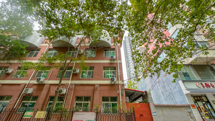 展览路小学外景图