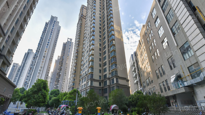 星隆购物广场外景图