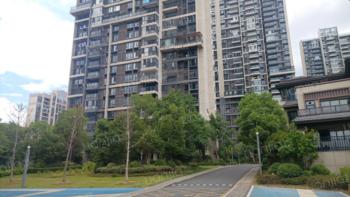 嘉福原山著外景图