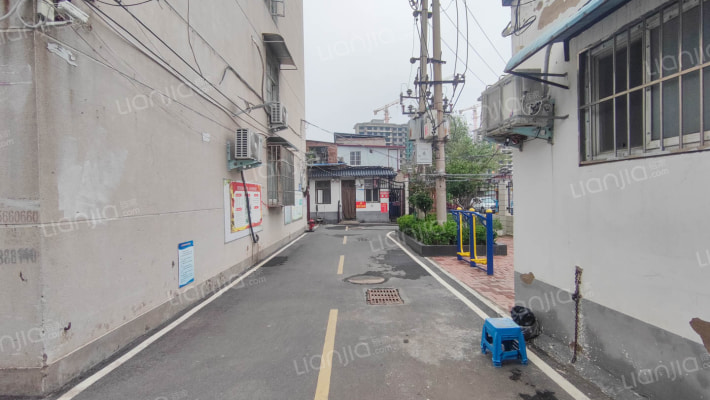 化三家属院外景图