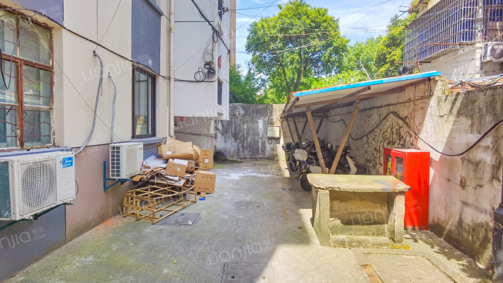 五金宿舍外景图