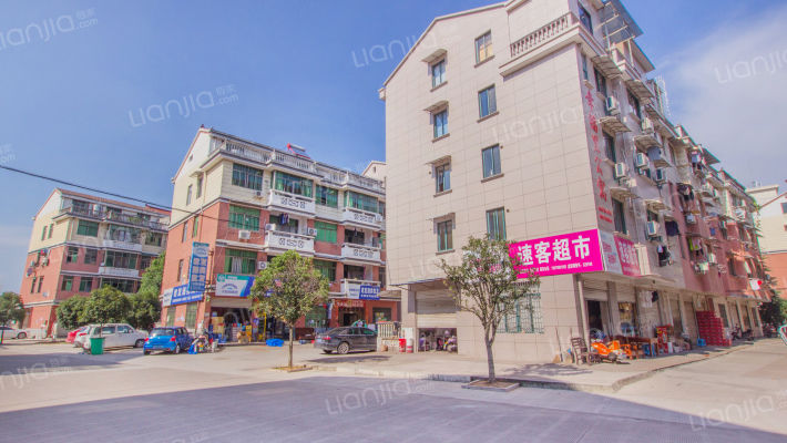 秋高新村外景图