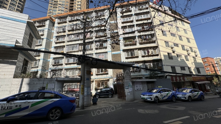 云南政法干部学校教工宿舍外景图