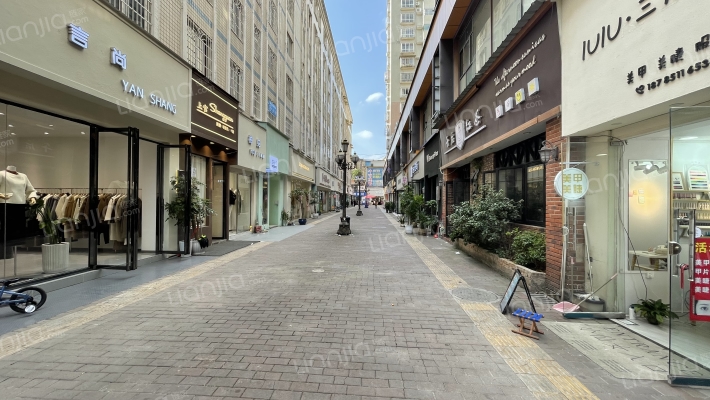 金色湖城外景图