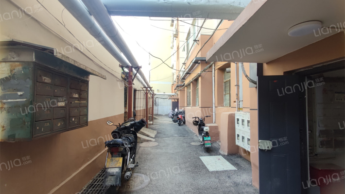 泰山学院傲徕峰路宿舍区外景图