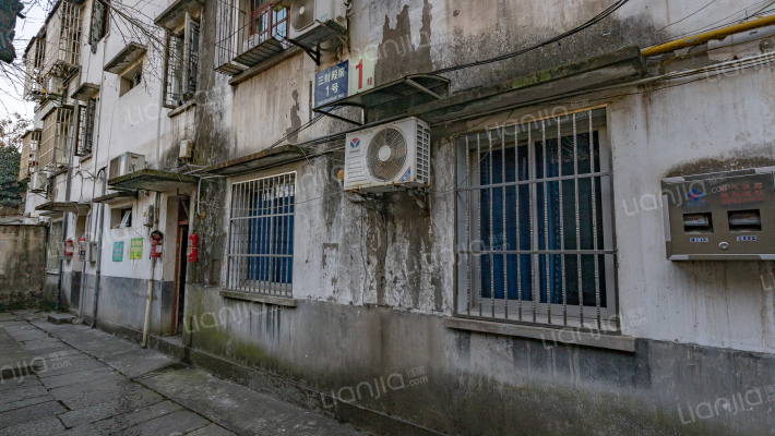 三财殿前外景图