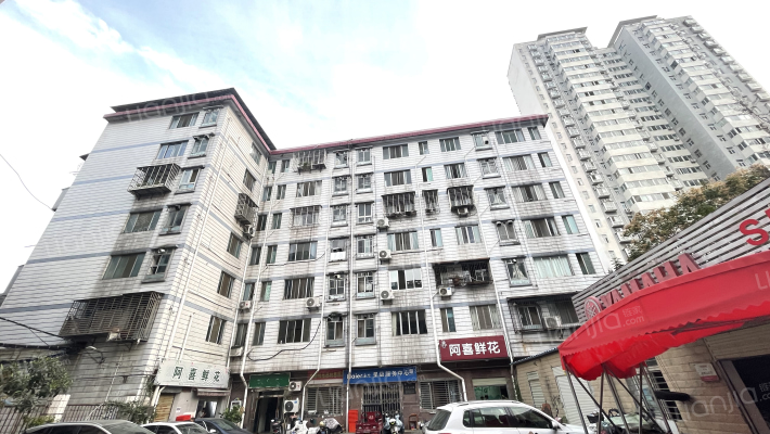 粮油饲料家属院外景图