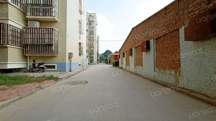 纸厂家属院外景图