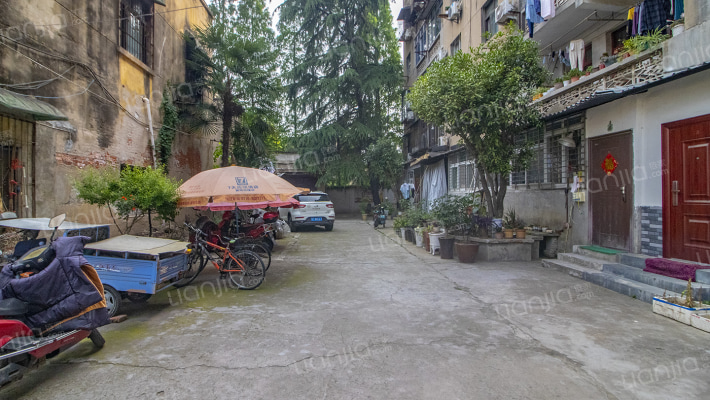 定中街保险公司家属院外景图