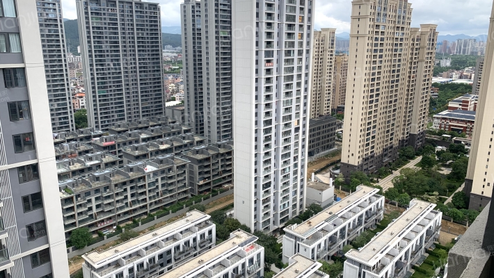 中央铭著外景图