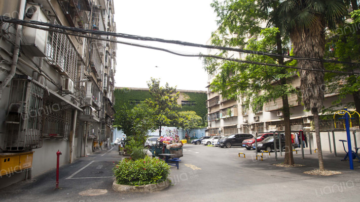 金属回收家属院外景图