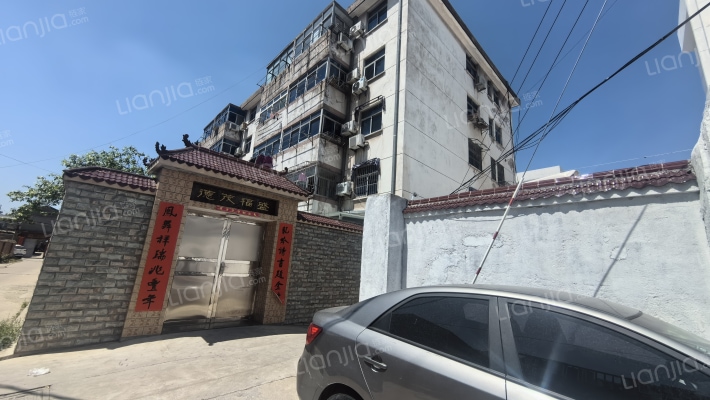 职中住宅楼外景图