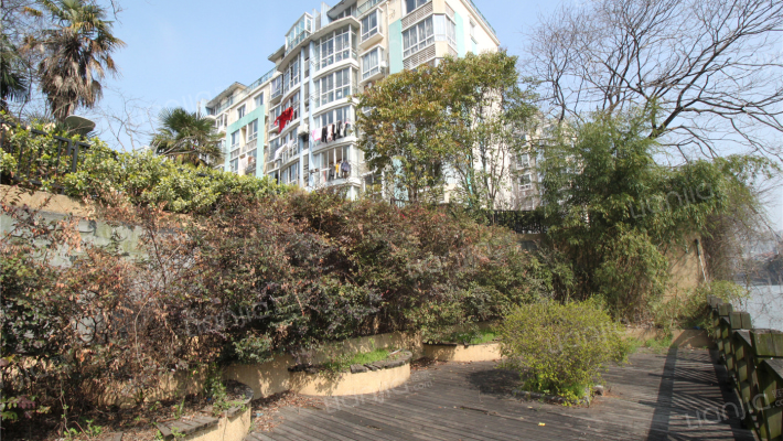 假日风景外景图