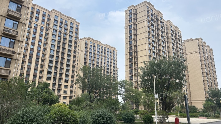 中房四季城外景图