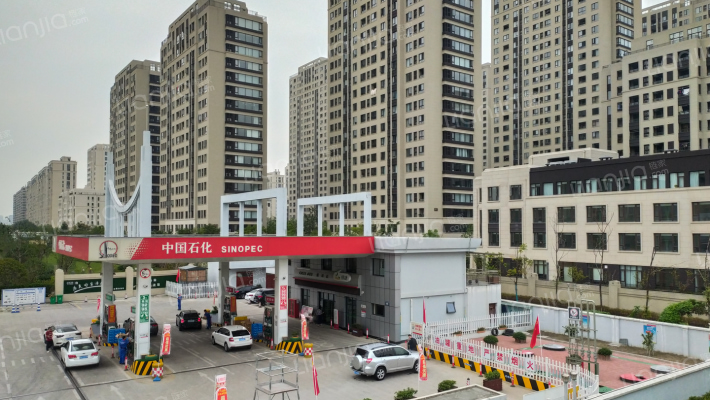 云章映月华庭外景图