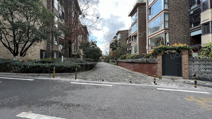 溪麓南郡外景图