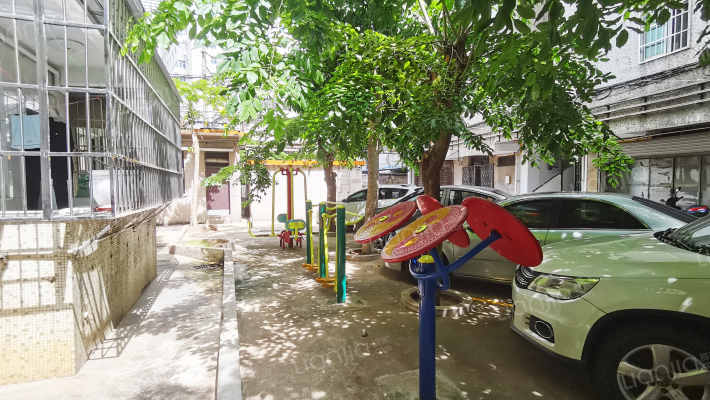 海南省烟草专卖局宿舍大院外景图