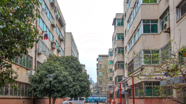 郑州工业贸易学校北家属院外景图