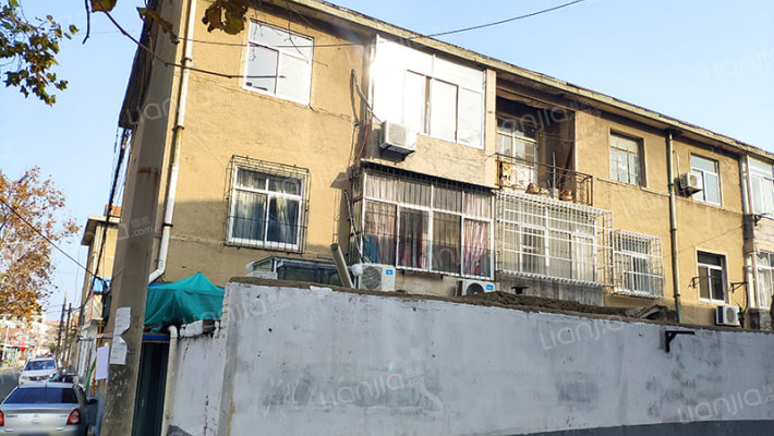 染化厂家属楼外景图