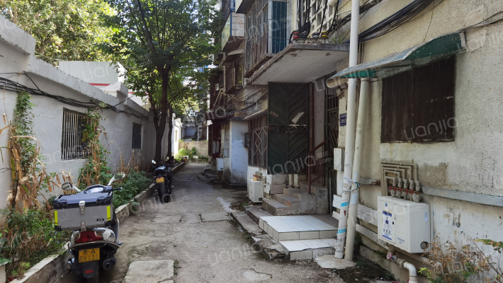 贵医附院宿舍楼外景图