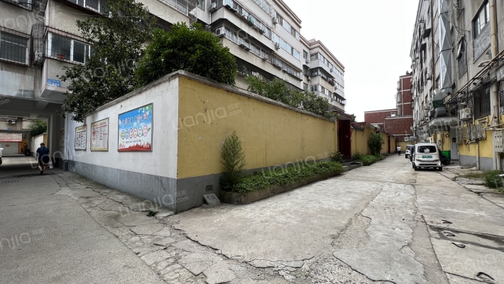 驿通轿车维修站家属院外景图