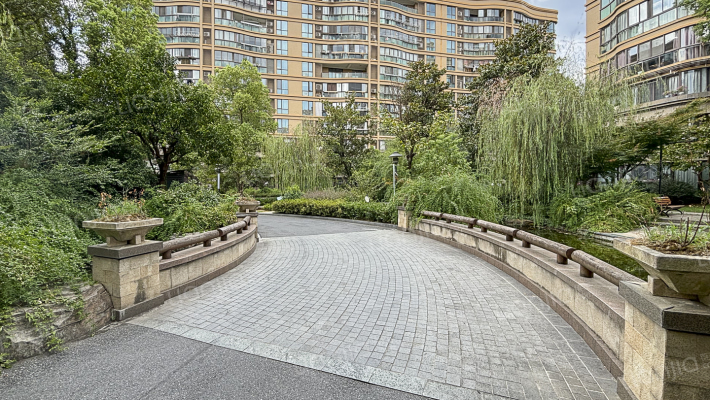 丁香紫庭外景图