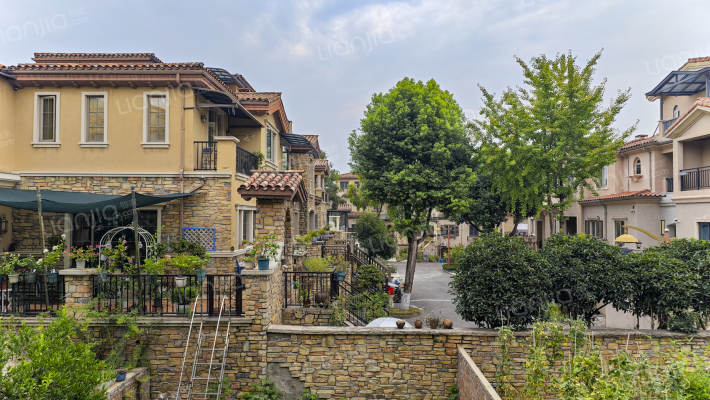 庆隆南山高尔夫国际社区橘香郡外景图