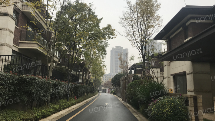 东原湖山樾外景图